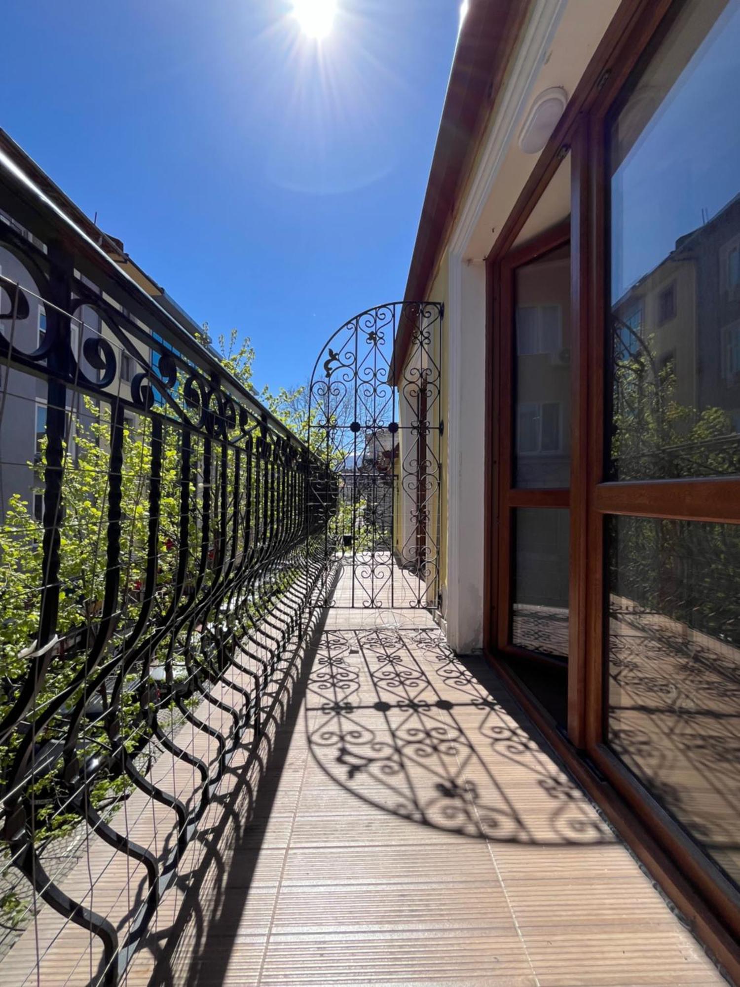En-Suite Rooms: Novа Guesthouse In Sofia Center Екстер'єр фото