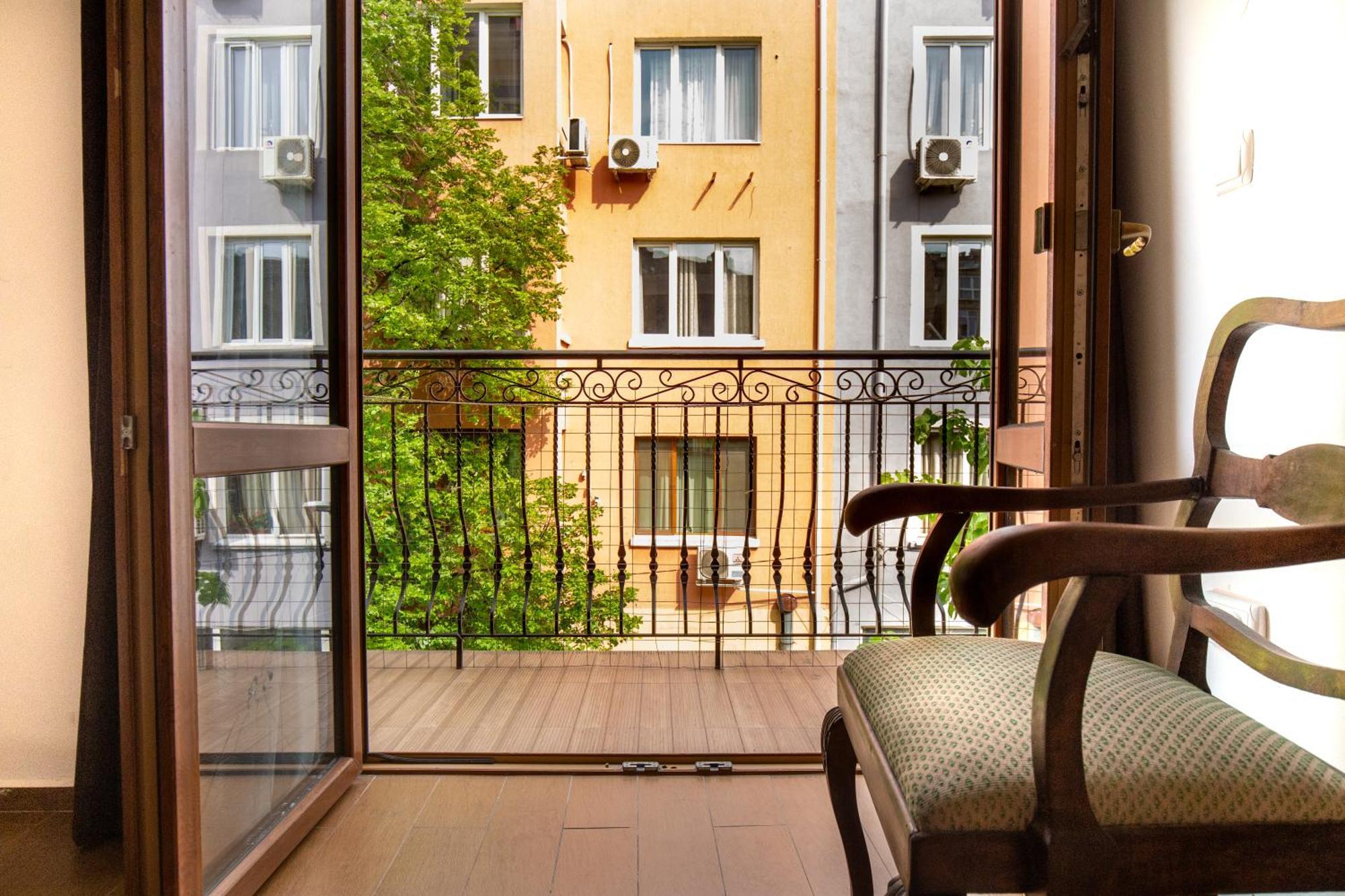 En-Suite Rooms: Novа Guesthouse In Sofia Center Екстер'єр фото