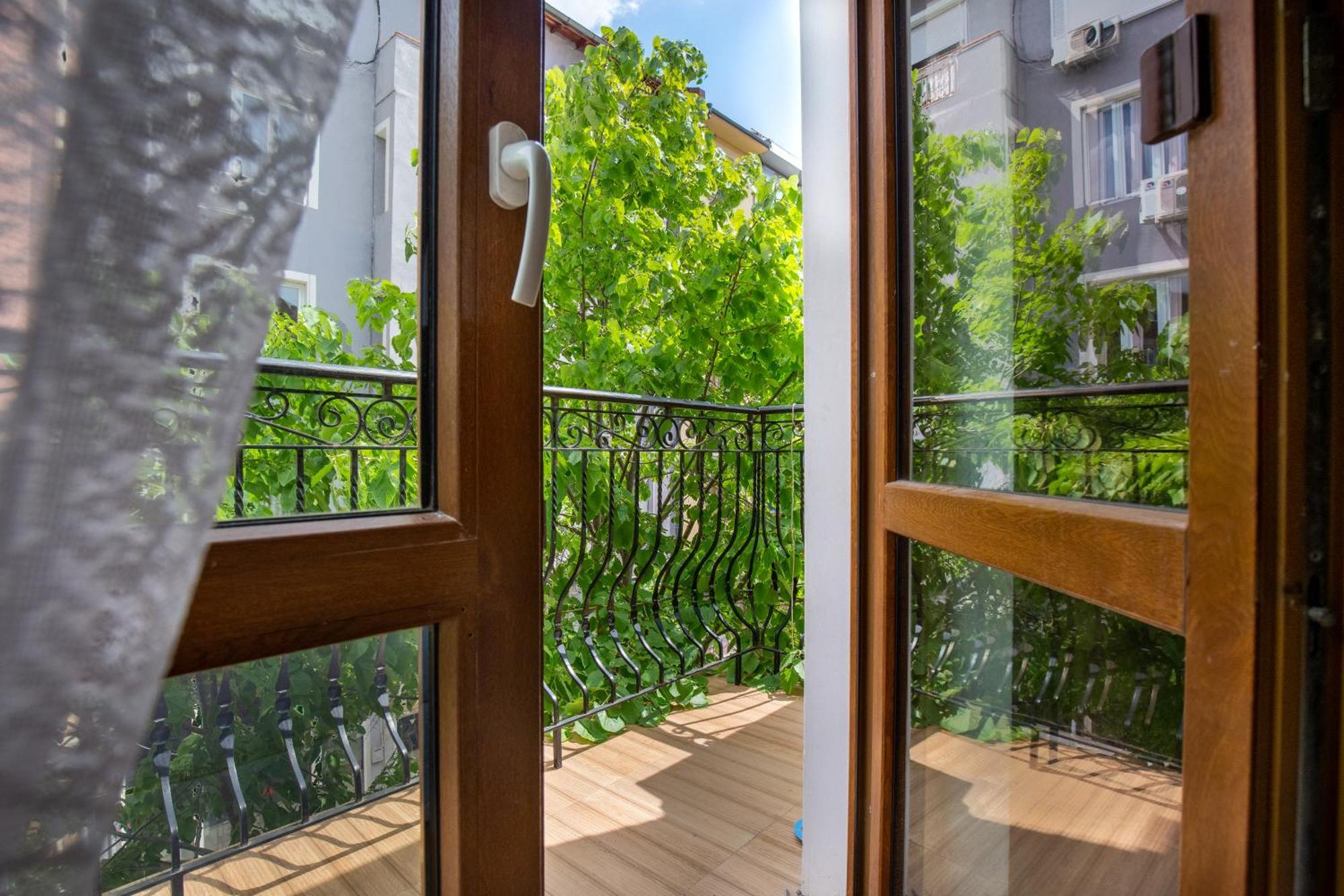 En-Suite Rooms: Novа Guesthouse In Sofia Center Екстер'єр фото
