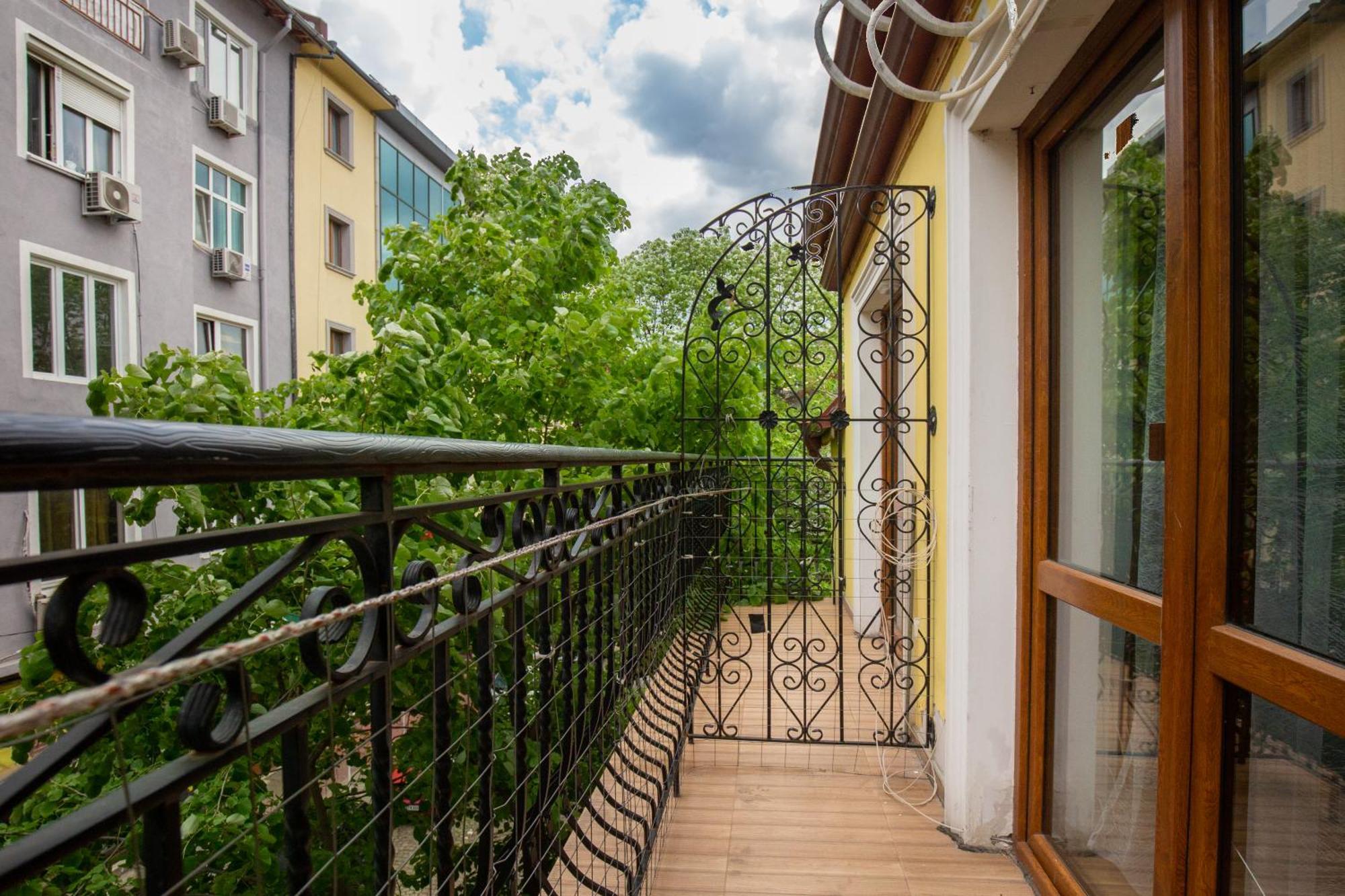 En-Suite Rooms: Novа Guesthouse In Sofia Center Екстер'єр фото
