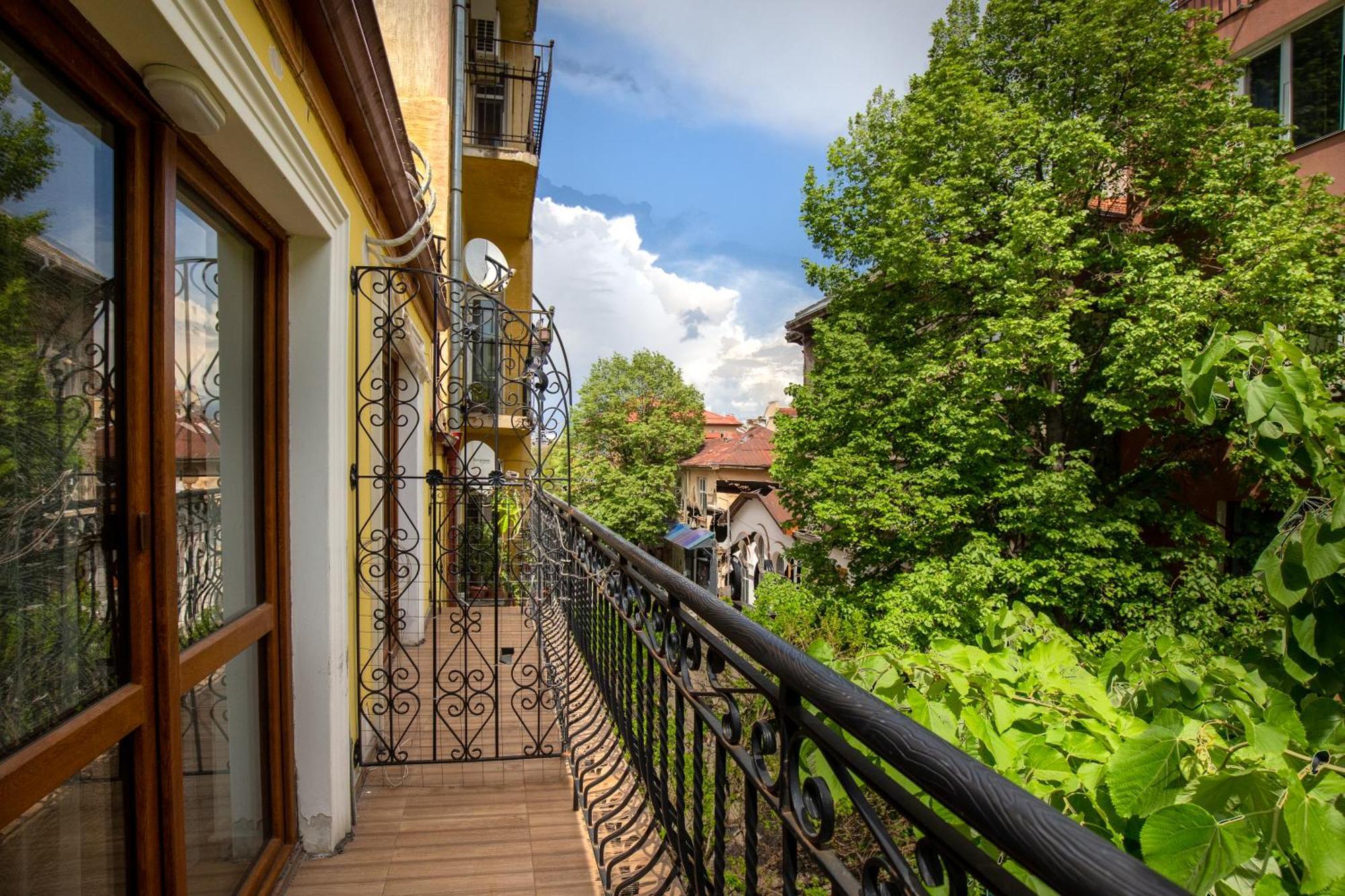 En-Suite Rooms: Novа Guesthouse In Sofia Center Екстер'єр фото